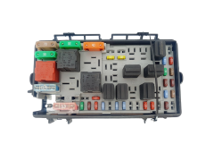 Saugiklių dėžutė 13217387 EA Opel GM